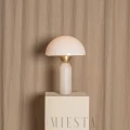 Alabastrowa lampa stołowa Peono łączy naturalny kamień, mleczny klosz i złote detale, tworząc wyjątkowe oświetlenie premium.
