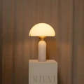 Nowoczesna lampa stołowa LED do salonu i sypialni, która zapewnia miękkie światło i podkreśla luksusowy charakter wnętrza.