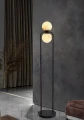 Lampa podłogowa z naturalnym alabastrem i smukłą czarną konstrukcją doskonale wpisuje się w nowoczesne wnętrza w stylu modern i japandi.