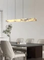 Marmurowa lampa wisząca biało-czarna to połączenie luksusowych materiałów, minimalistycznej formy i nowoczesnego designu.