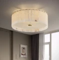 Okrągła lampa sufitowa z marmurowym kloszem doskonale wpisuje się w nowoczesne wnętrza w stylu modern classic i contemporary.