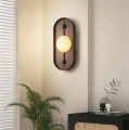 Nowoczesny kinkiet LED Bezel z alabastrowym kloszem subtelnie rozprasza światło i podkreśla minimalistyczny charakter aranżacji.