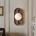 Naturalny alabaster, drewniane wykończenie i miękkie światło tworzą elegancki kinkiet ścienny do wnętrz premium.