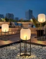 Lampa zewnętrzna przy wejściu do domu Wysoka forma 100 cm podkreśla strefę wejściową i nadaje jej wyraźny, reprezentacyjny charakter.