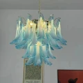 Trzy rozmiary (Ø50 / Ø60 / Ø70 cm) pozwalają dopasować skalę lampy do charakteru przestrzeni.