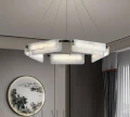 Widok detalu alabastru pokazuje subtelne użylenie i naturalną głębię materiału.
