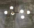 Podłużna lampa sufitowa mosiężna z kulami z alabastru
