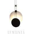 Czarna lampa wisząca z alabastrowym kloszem do salonu
