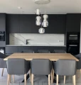 Elegancka lampa sufitowa z przezroczystym kloszem i marmurem
