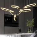 Dekoracyjna lampa sufitowa mosiężna w białym kolorze – eleganckie oświetlenie do wysokich wnętrz.
