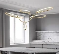 Designerska lampa wisząca LED Cloud Rings – nowoczesne oświetlenie do salonu o reprezentacyjnym charakterze.