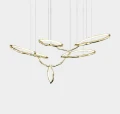 Nowoczesna lampa wisząca mosiężna Cloud Rings 150 cm – designerska lampa LED do jadalni i salonu, która łączy biały kolor z eleganckim mosiądzem i tworzy efektowne, ciepłe oświetlenie nad stołem.