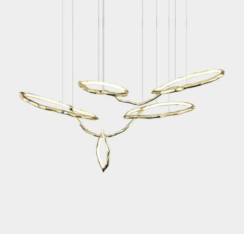 Nowoczesna lampa wisząca mosiężna Cloud Rings 150 cm – designerska lampa LED do jadalni i salonu, która łączy biały kolor z eleganckim mosiądzem i tworzy efektowne, ciepłe oświetlenie nad stołem.