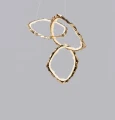 Duża lampa wisząca LED Cloud Rings Ø152 cm – nowoczesna lampa sufitowa mosiężna w bieli, idealna do wysokiego salonu, jadalni i przestrzeni typu open space.