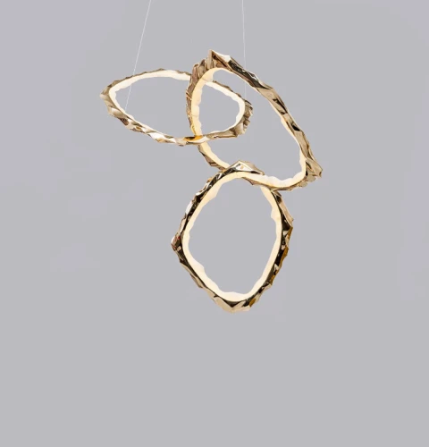 Duża lampa wisząca LED Cloud Rings Ø152 cm – nowoczesna lampa sufitowa mosiężna w bieli, idealna do wysokiego salonu, jadalni i przestrzeni typu open space.