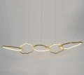 Cloud Rings Ø220 cm to nowoczesna lampa sufitowa mosiężna w wersji XXL, stworzona dla projektów, w których liczy się skala, światło i czysta, designerska forma bez wizualnego chaosu.