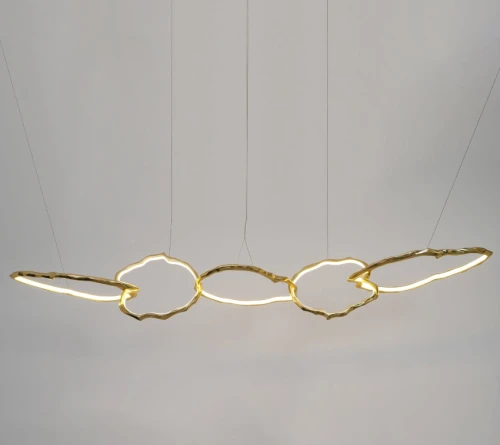 Cloud Rings Ø220 cm to nowoczesna lampa sufitowa mosiężna w wersji XXL, stworzona dla projektów, w których liczy się skala, światło i czysta, designerska forma bez wizualnego chaosu.