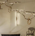 Nowoczesna lampa wisząca do jadalni i salonu, mosiądz i biel, efektowna forma pierścieni LED.