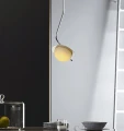 Naturalny alabaster delikatnie rozprasza światło, tworząc miękki efekt świetlny bez oślepiania – idealny nad blat i strefę dzienną.