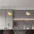 Smukła forma 95 cm i kompaktowa średnica 20 cm sprawiają, że lampa dobrze wygląda pojedynczo lub w rytmicznych zestawach.