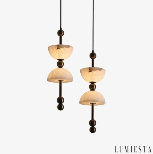 Smukła lampa wisząca z alabastru i brązu, idealna nad stół w jadalni, gdzie liczy się miękkie, równomierne światło i elegancka forma.
