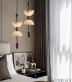 Kompaktowa forma 15 cm i wysokość 43 cm sprawiają, że lampa dobrze wygląda solo lub w rytmicznych zestawach nad blatem.