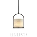 Minimalistyczna lampa wisząca z marmuru i szkła, która daje miękkie, równomierne światło nad stołem lub wyspą kuchenną.