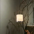 Smukła forma cylindra 20×30 cm idealnie sprawdza się solo lub w rytmicznym zestawie kilku lamp nad blatem.