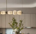 Nowoczesny żyrandol alabastrowy nad wyspę kuchenną – podłużna lampa LED Liroma