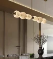 Liniowy żyrandol LED alabaster Liroma – nowoczesne oświetlenie jadalni i salonu