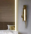 Designerska lampa ścienna w stylu brutalistycznym – metalowa konstrukcja i mleczny akryl tworzą elegancki akcent do wnętrz nowoczesnych i premium.
