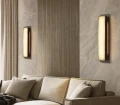 Design kinkiet Sashya – pionowa lampa ścienna alabaster w stylu premium