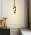 Minimalistyczna lampa wisząca z marmuru w białym kolorze tworzy elegancki pionowy akcent świetlny idealny do sypialni, jadalni i strefy wejścia.