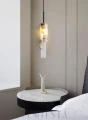 Lampa tubowa z marmuru 8×30 cm daje delikatne, równomierne światło, idealne do wnętrz, w których liczy się spokój i czysta forma.