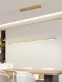 Połączenie trawertynu i drewna doskonale pasuje do wnętrz japandi i modern organic.