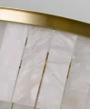 Połączenie alabastru i złota nadaje wnętrzu elegancji w stylu modern classic.